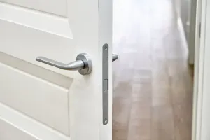 jak dopasować drzwi wewnętrzne