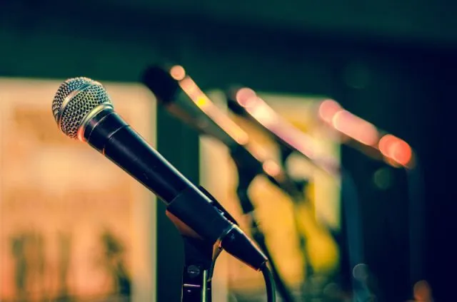 Mównica multimedialna – dlaczego warto wypożyczyć profesjonalny sprzęt na event?